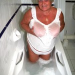Grandma masturbates in the bath