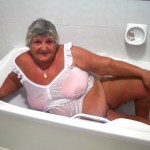 Grandma masturbates in the bath