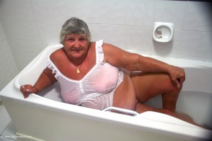 Grandma masturbates in the bath