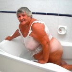 Grandma masturbates in the bath