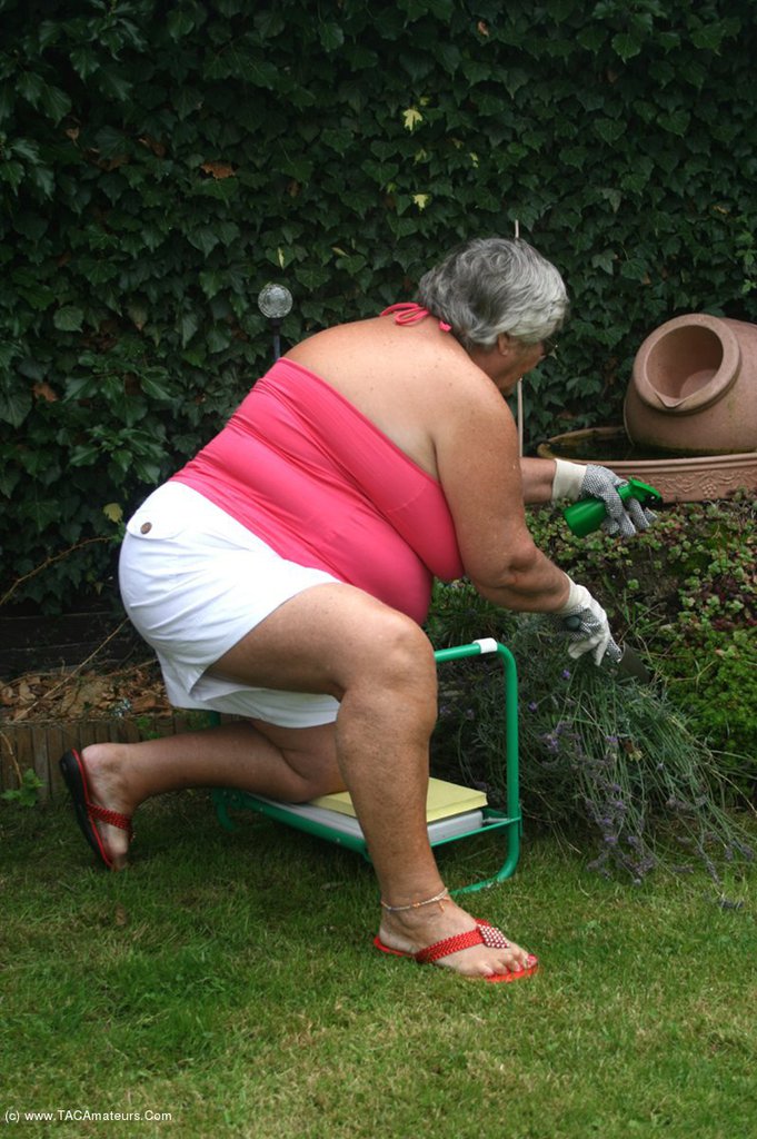 Granmaw Is Naked In The Yard
